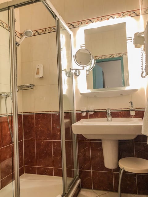 Standard Single Room | Bathroom | Shower, free toiletries, hair dryer, towels