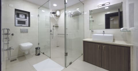 House, 4 Bedrooms (Sluice) | Bathroom | Shower, hair dryer