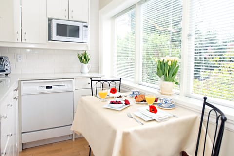 Deluxe Suite, 1 Queen Bed with Sofa bed, Kitchen (Master Suite) | Private kitchen