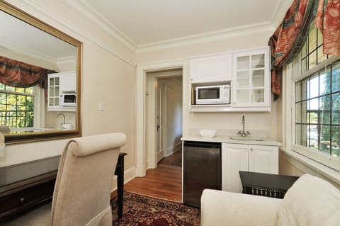 Suite, 1 Queen Bed, Kitchenette (Craigmyle) | Living area