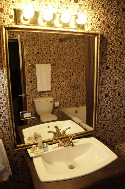 Deluxe Suite | Bathroom | Towels