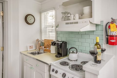 McBee Cottage - Grand Queen (Pet and child friendly) | Private kitchen