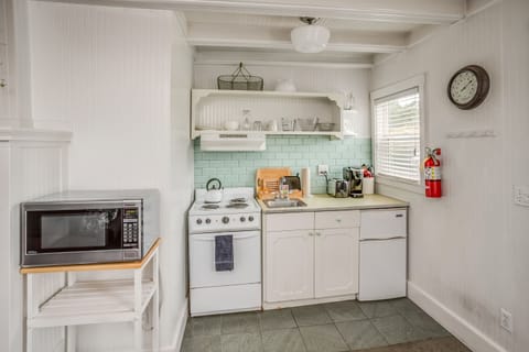 McBee Cottage - Standard Queen (Pet and child friendly) | Private kitchen