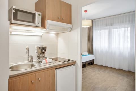 Superior Studio, 1 Double Bed | Private kitchenette | Fridge, microwave, stovetop, dishwasher