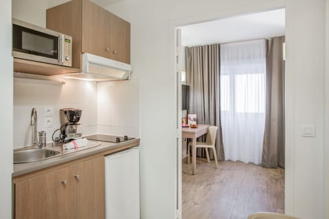 Studio (Twin) | Private kitchenette | Fridge, microwave, stovetop, dishwasher