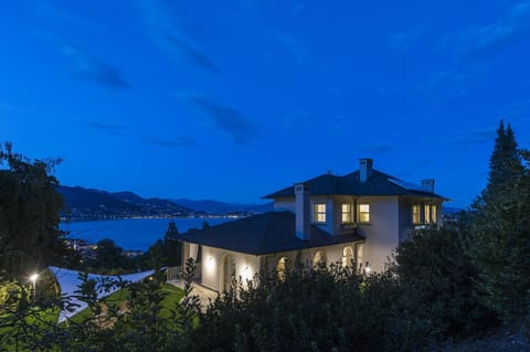 Water, Sky, Building, Atmosphere, Blue, Window, Azure, Cloud, Tree, House