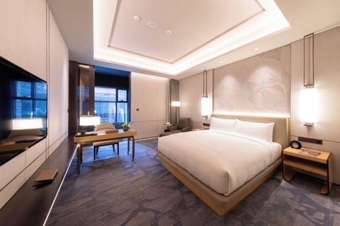 Grand Premium Room with Balcony | Premium bedding, down comforters, minibar, individually decorated