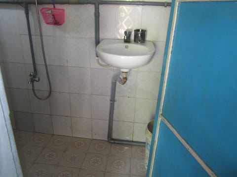 Standard Room | Bathroom | Combined shower/tub, free toiletries, hair dryer, slippers