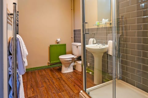 Standard Twin Room, 2 Twin Beds | Bathroom | Shower, free toiletries, hair dryer, towels