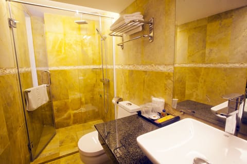 Superior Room | Bathroom | Shower, rainfall showerhead, free toiletries, hair dryer