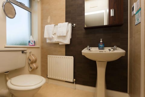 Double Room, Ensuite | Bathroom | Shower, free toiletries, hair dryer, towels