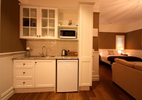 Autumn Cottage  | Private kitchenette | Fridge, microwave, electric kettle, toaster