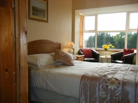 Double Room, Ensuite, Garden View | Desk, blackout drapes, iron/ironing board, free WiFi
