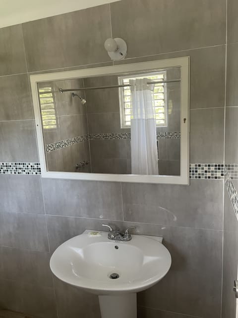 Combined shower/tub, free toiletries, towels