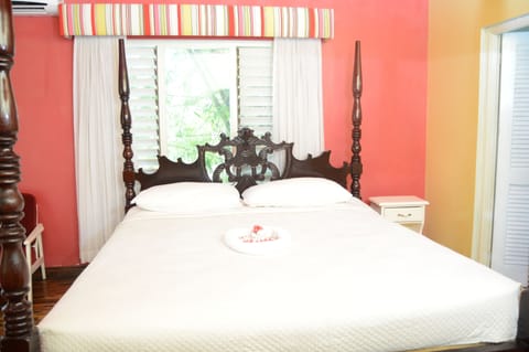 Studio Suite | In-room safe, free WiFi, bed sheets