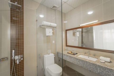 Superior Twin Room, 2 Twin Beds | Bathroom | Rainfall showerhead, designer toiletries, hair dryer, bathrobes