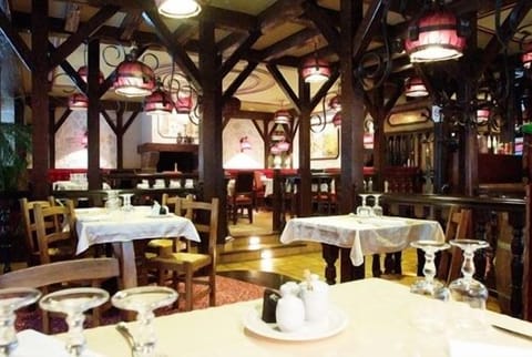 Breakfast, lunch, dinner served; French cuisine 