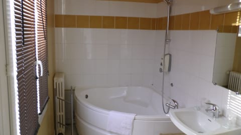 Superior Double Room | Bathroom | Free toiletries, hair dryer, towels