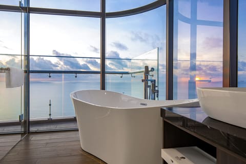 Premier Pearl Oceanfront | Bathroom | Shower, rainfall showerhead, free toiletries, hair dryer