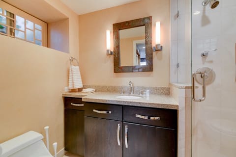Apartment, 1 Bedroom | Bathroom | Towels, soap, shampoo, toilet paper