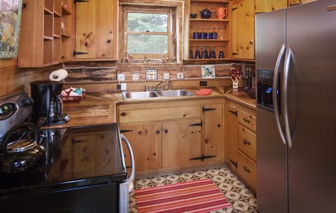 The Cabin on the Lake | Private kitchen | Fridge, microwave, coffee/tea maker, cookware/dishes/utensils