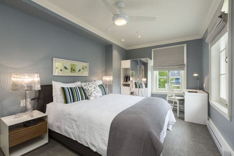 Standard Room, 1 Queen Bed (Chaleureuses)  | Pillowtop beds, in-room safe, desk, blackout drapes