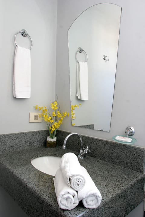 Standard Room | Bathroom | Shower, rainfall showerhead, hair dryer, towels