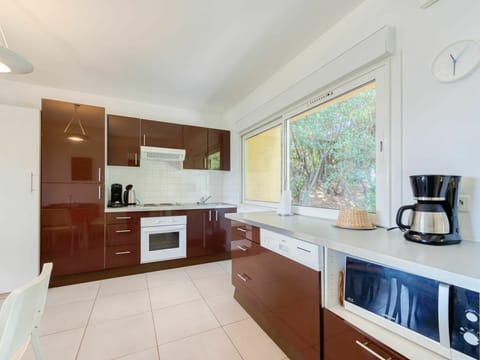 Cabinetry, Countertop, Property, Kitchen Sink, Kitchen Stove, Kitchen, Sink, Kitchen Appliance, Home Appliance, Wood