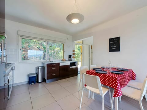 Cabinetry, Furniture, Building, Property, Table, Window, Countertop, Chair, Interior Design, Wood