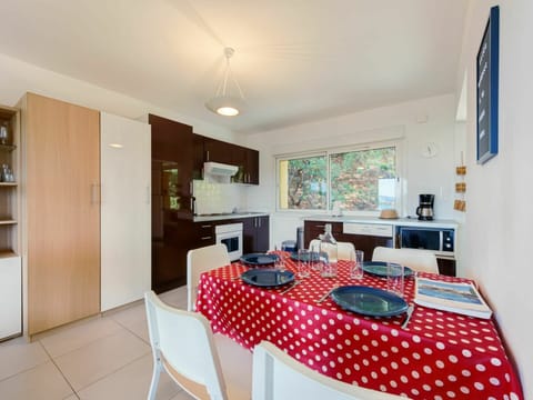 Furniture, Property, Table, Chair, Interior Design, Tablecloth, Kitchen & Dining Room Table, Wood, House, Flooring