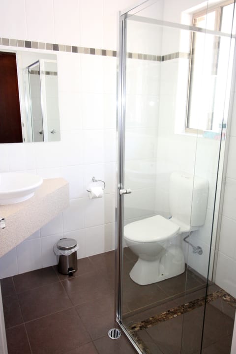 Modern Deluxe Room | Bathroom | Shower, hair dryer, towels