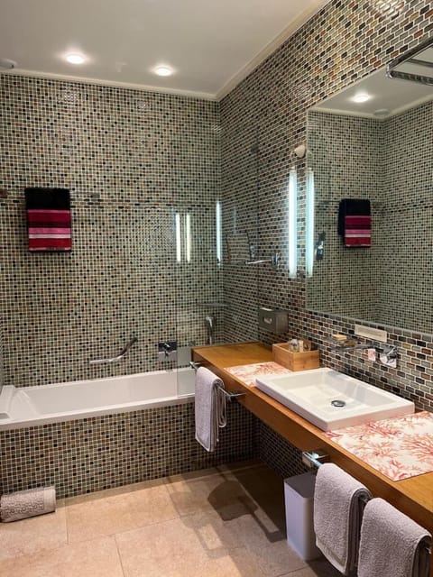 Deluxe Suite, Accessible, Ensuite | Bathroom