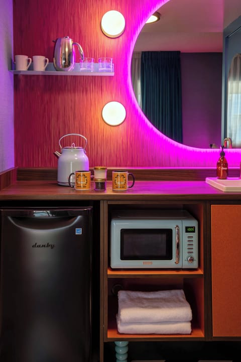 Rebel Room | Private kitchen | Fridge, microwave