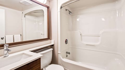 Combined shower/tub, free toiletries, hair dryer, towels