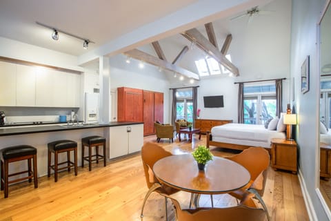 Owner's Suite | In-room safe, individually decorated, individually furnished