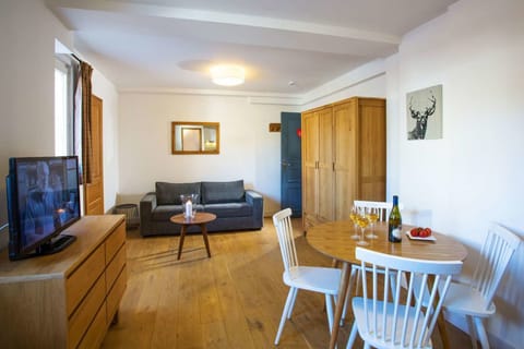 Apartment, 2 Bedrooms (6 personnes maximum) | Living area | TV