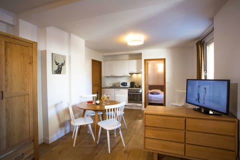 Apartment, 2 Bedrooms (6 personnes maximum) | Living area | TV