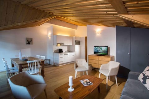 Apartment, 3 Bedrooms (8 personnes maximum) | Living area | TV