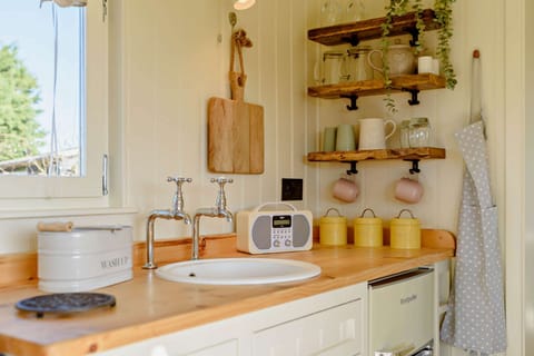 Aurora, One Bedroom Cotswold Holiday Cabin