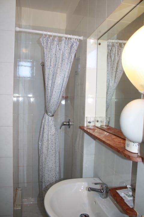 Combined shower/tub, free toiletries, hair dryer, bidet