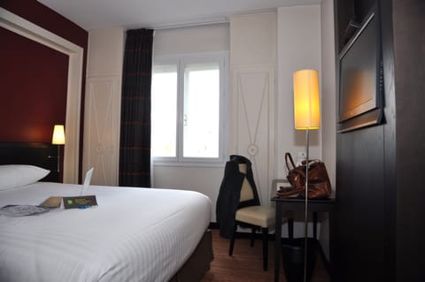 Standard Double Room, 1 Double Bed | Desk, soundproofing, iron/ironing board, free WiFi