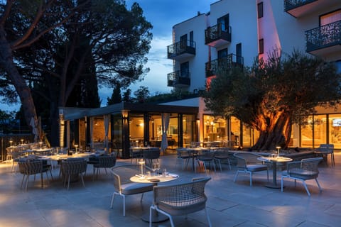 Breakfast, lunch and dinner served