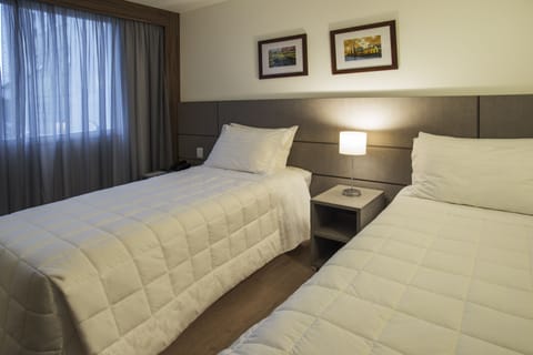 Deluxe Twin Room | In-room safe, desk, laptop workspace, blackout drapes