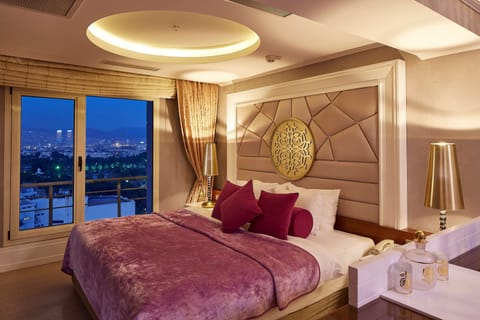 Presidential Suite | Premium bedding, minibar, in-room safe, free cribs/infant beds