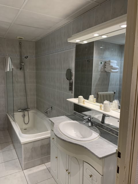 Superior Double Room | Bathroom | Free toiletries, hair dryer, towels, soap