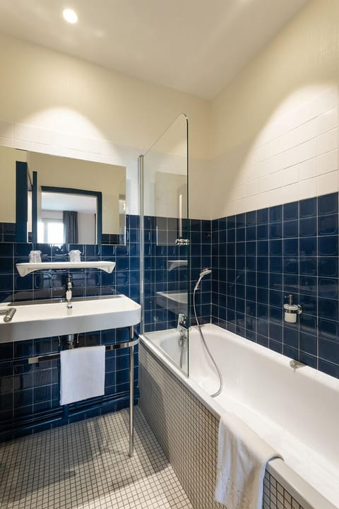 Family Quadruple Room | Bathroom | Combined shower/tub, free toiletries, hair dryer, towels