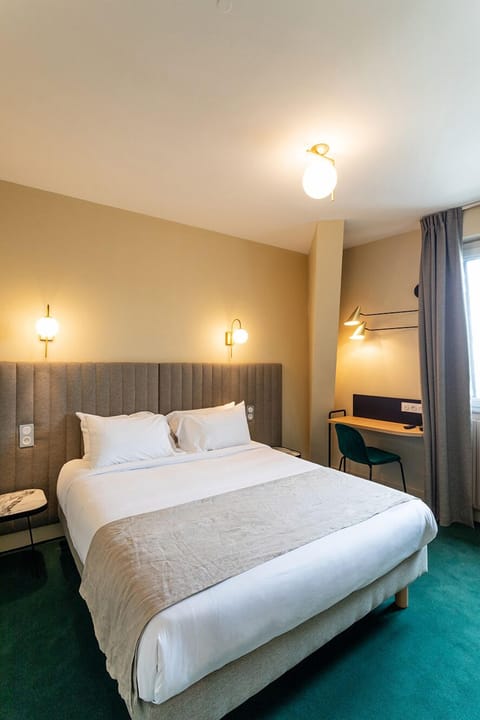 Club Standard Double Room | Desk, soundproofing, iron/ironing board, free WiFi