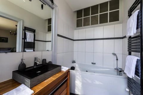 Suite | Bathroom | Hydromassage showerhead, free toiletries, hair dryer, slippers