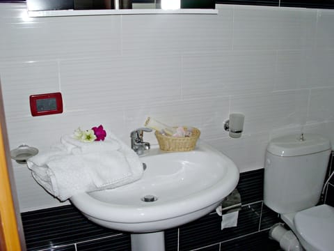 Standard Single Room, 1 Bedroom | Bathroom | Shower, hair dryer, shampoo