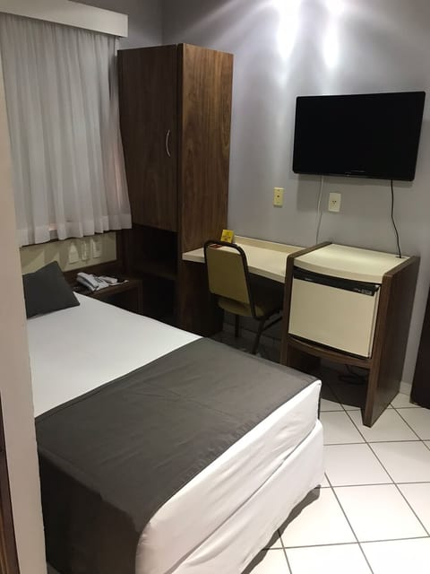 Economy Single Room | Minibar, in-room safe, individually furnished, desk
